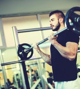 Barbell biceps curl is een effectieve training voor de voorzijde van de bovenarmen