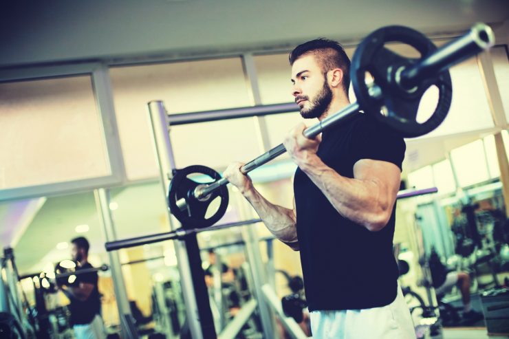 Barbell biceps curl is een effectieve training voor de voorzijde van de bovenarmen