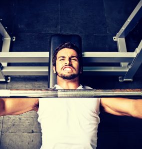 Barbell bench press is een borstspieroefening