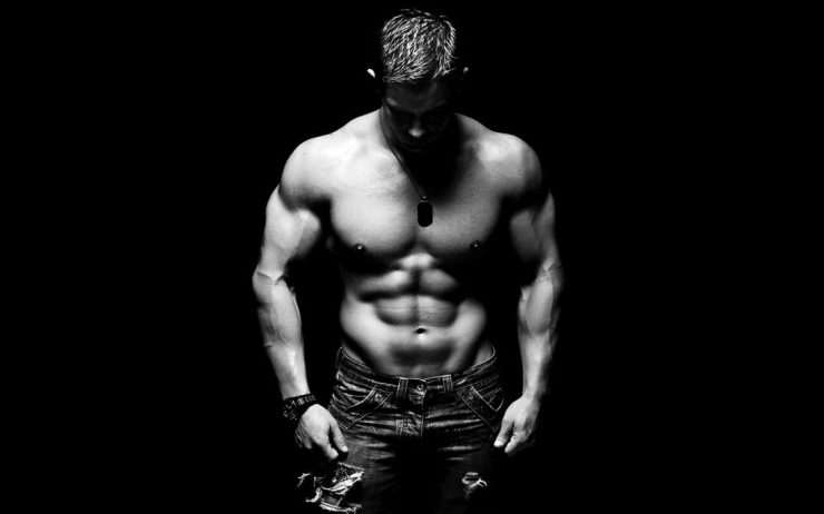 Mannelijk model met een zichtbare sixpack