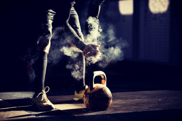 Sporter met een kettlebell