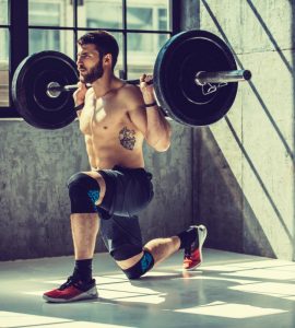 De barbell lunge is een veel toegepaste beenspieroefening