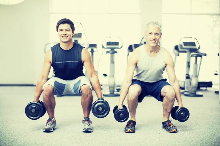 De dumbbell squat is een effectieve oefening voor het krijgen van gespierde billen en bovenbenen