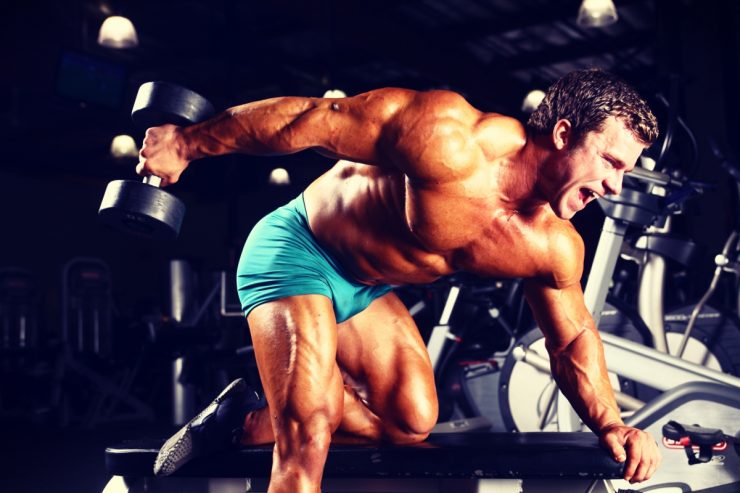 De dumbbell triceps kickback is een vrij geconcentreerde oefening